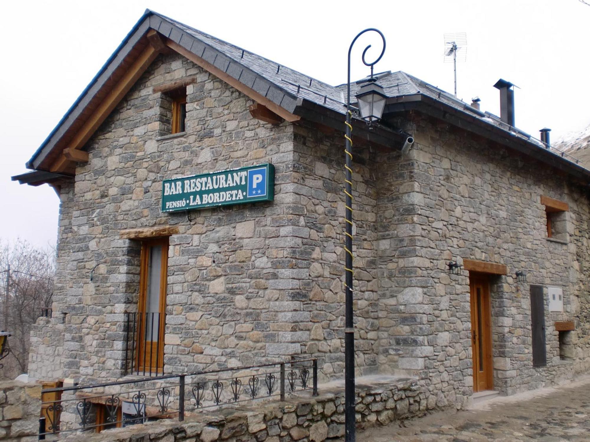 Pensió i Apartaments la Bordeta Estación Exterior foto
