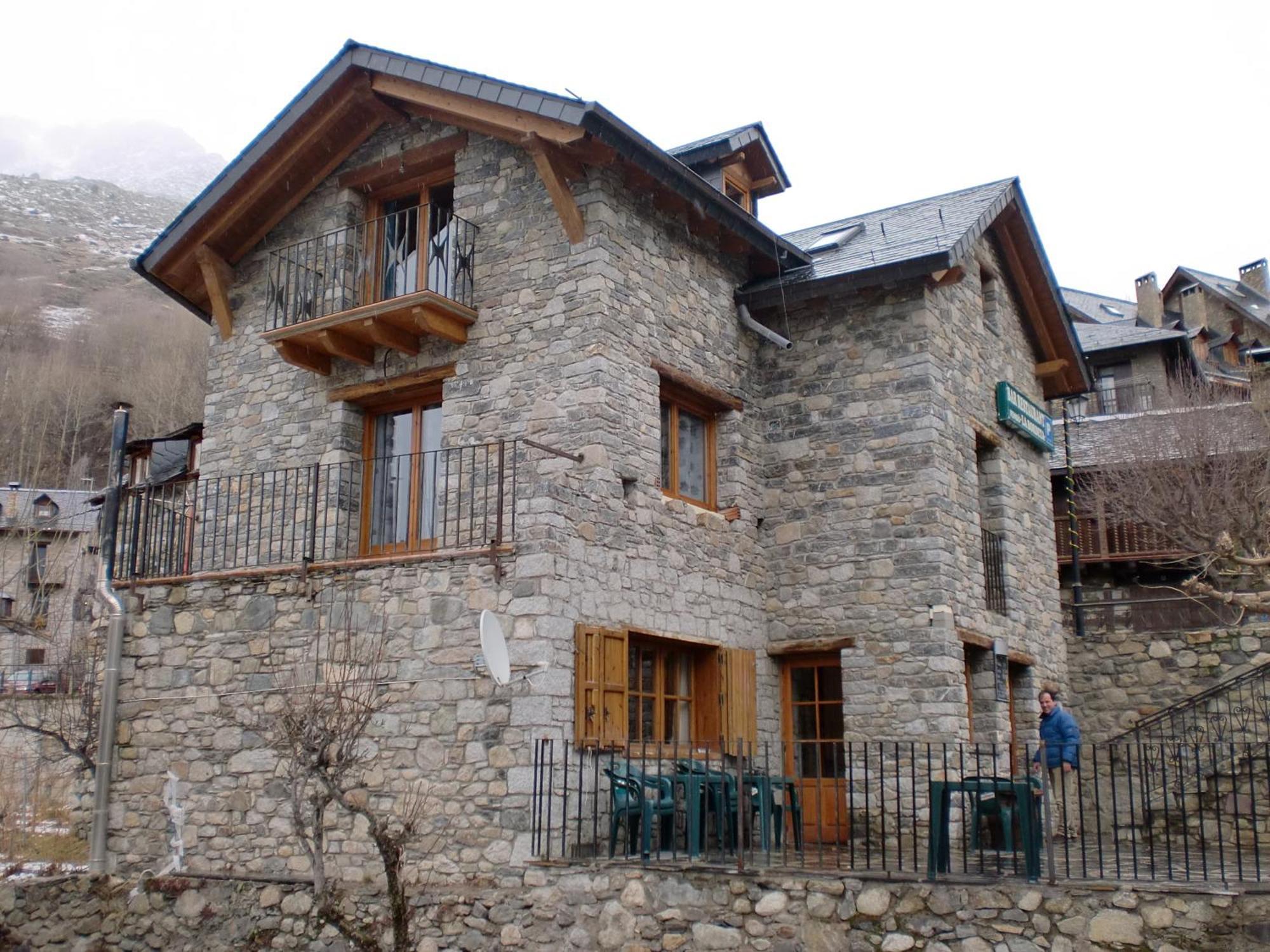 Pensió i Apartaments la Bordeta Estación Exterior foto