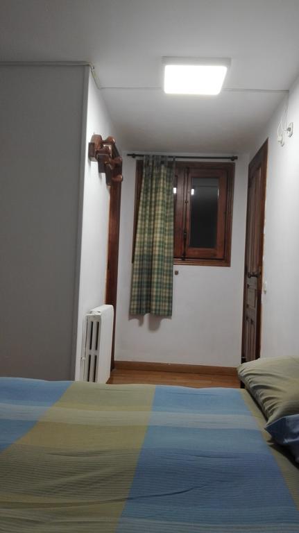 Pensió i Apartaments la Bordeta Estación Exterior foto